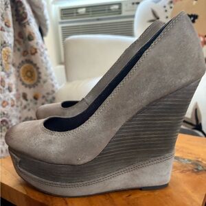 Calvin Klein Gray Suede Platform Wedge Pumps – 6” Heel 2” Platform
Woaman's 9.5